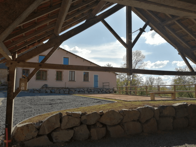 Terrain de pétanque, parking, terrasse couverte