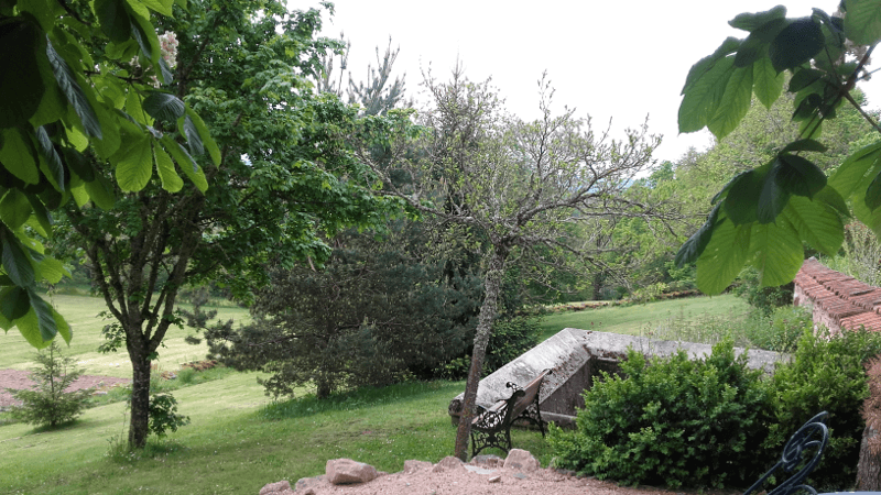 jardin devant le gîte La Picolina